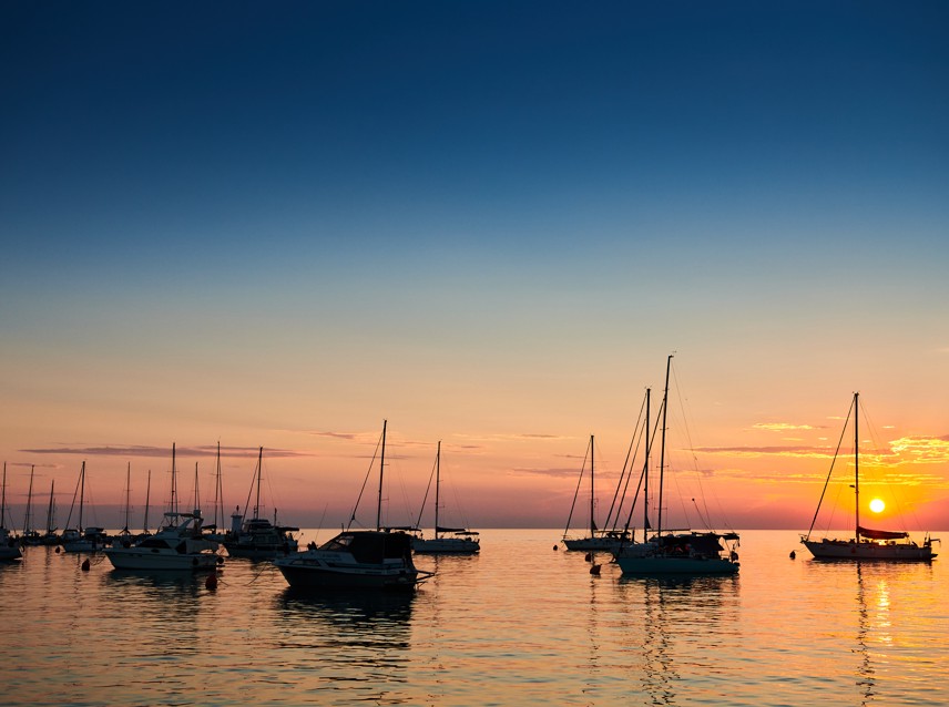 Zonsondergang over de boten aangemeerd in Novigrad