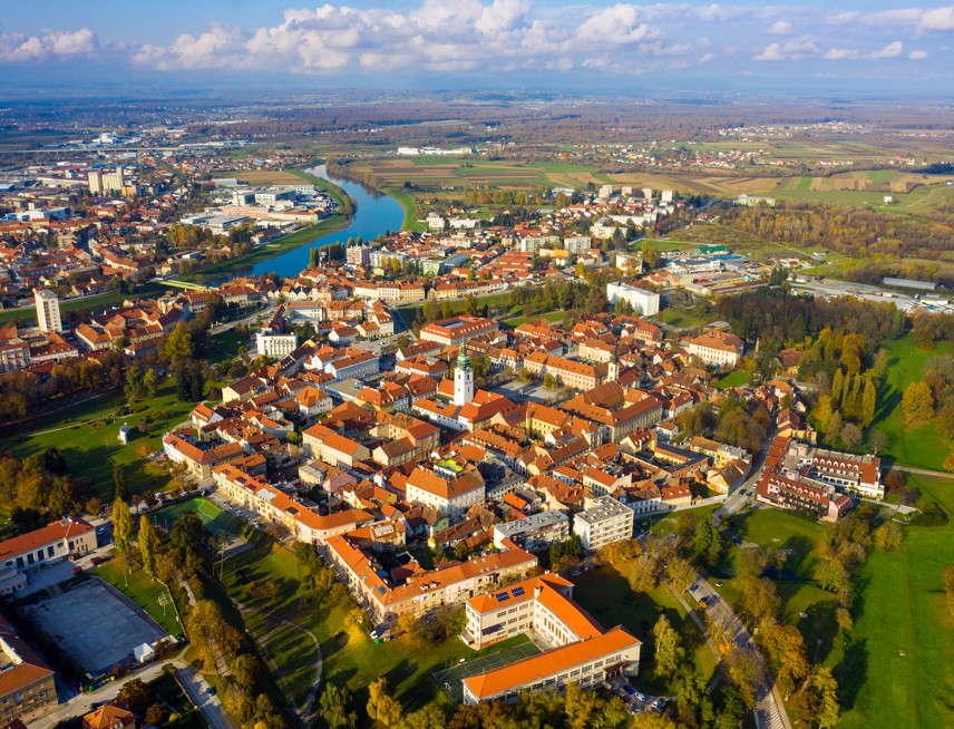 Zračni pogled na povijesnu jezgru Zvijezdu u Karlovcu okruženu rijekama i prirodom