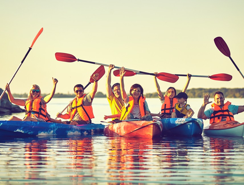 Kajakfahren auf Pag ermöglicht es Ihnen, seine versteckten Strände zu erkunden, wo die Kombination aus schönem Wetter und kristallklarem Wasser für ein unvergessliches Erlebnis sorgt.