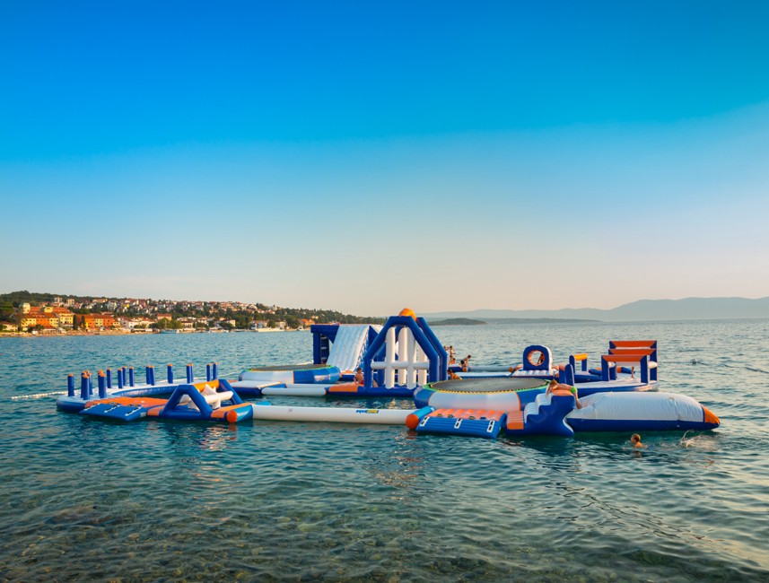 Schwimmender Wasserpark bietet Spaßaktivitäten für Familien im Aminess Style Camping Atea Resort.