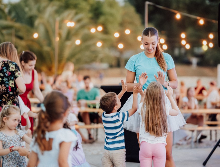 Kinder nehmen an Abendanimation im Aminess Resort teil