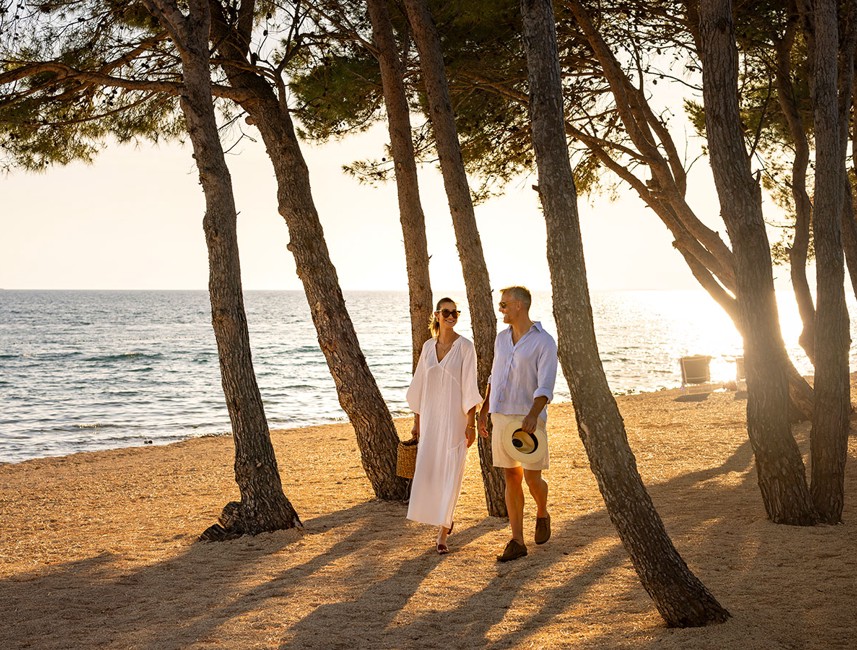 Die Nordküste von Pag bietet atemberaubende Sandstrände, ideal für Familien mit flachem Wasser und einer friedlichen Atmosphäre.