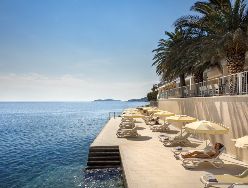 Sonnenterrasse mit Liegen am kristallklaren Meer vor dem Aminess Younique Lume Hotel in Brna auf Korčuli