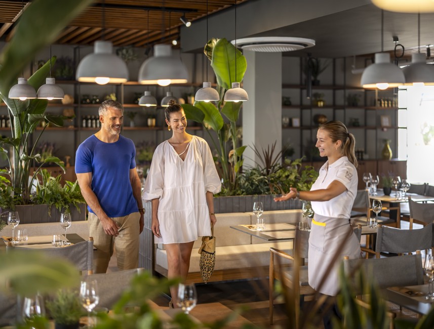 Gasten betreden een restaurant in Aminess Avalona Camping Resort en genieten van een culinaire beleving