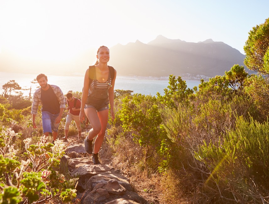 Gruppe wandert entlang eines malerischen Pfades auf der Insel Krk in der Nähe von Aminess Younique Gaia Green Villas.