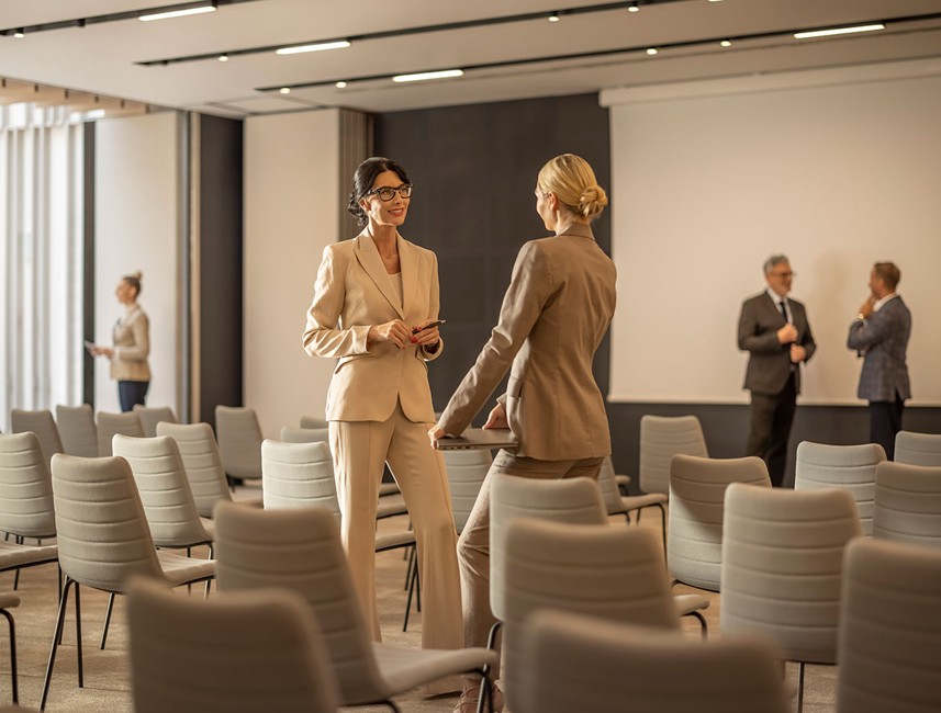 Dve ženski se pogovarjata v kongresni dvorani v hotelu Aminess Laurel Khalani.