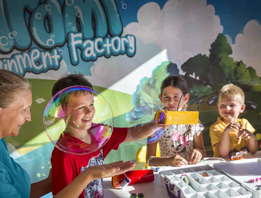 Kinderen spelen met zeepbellen in Aminess Planet Camping Maravea Resort.