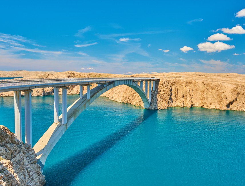 Il Paški most (Pag Bridge) è un punto di riferimento iconico che collega Pag alla terraferma, offrendo viste mozzafiato sul Mare Adriatico e sulle isole circostanti.