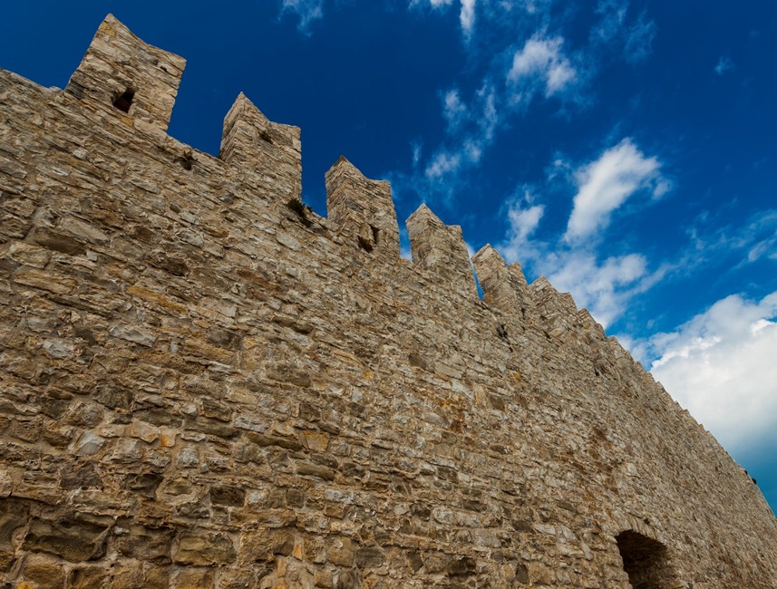 Zidine grada Novigrada blizu mora