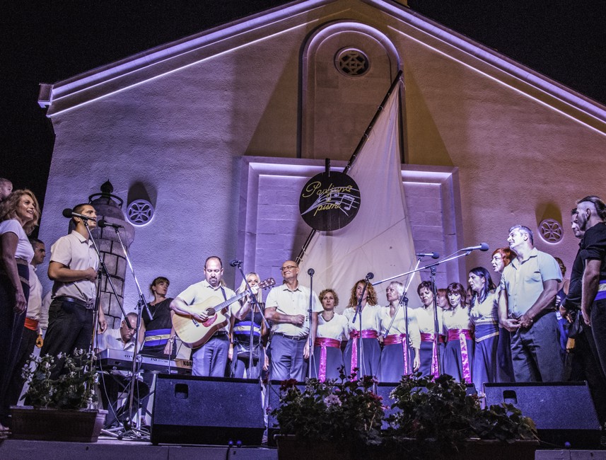 L'isola di Pag ospita numerosi concerti di klapa, dove i visitatori possono godere della bellezza della musica tradizionale croata in un'impressionante cornice costiera.