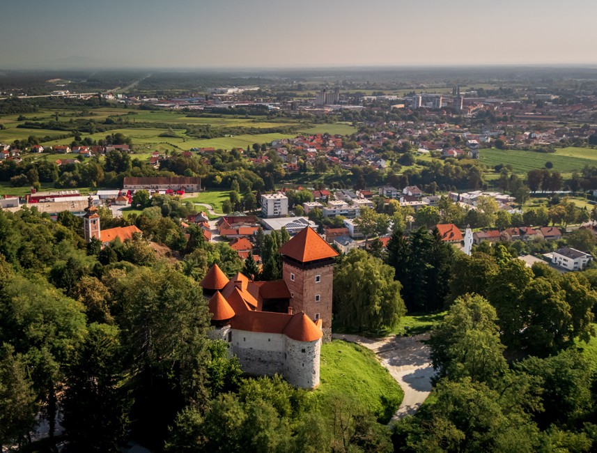 Luchtfoto van kasteel Dubovac in Karlovac omringd door groen (Foto: Toeristenorganisatie van de provincie Karlovac)