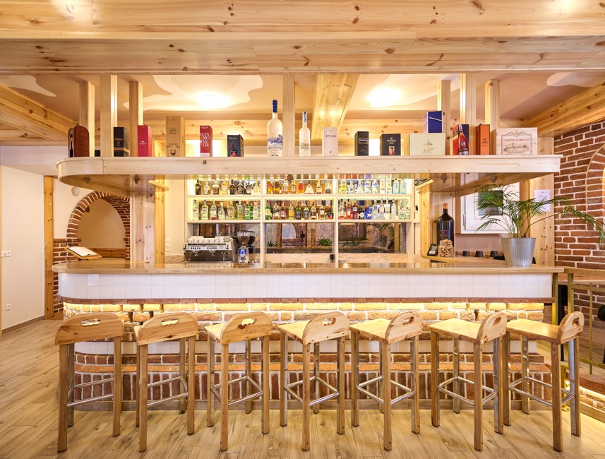 Bar van Aminess hotel in Karlovac met houten details en selectie dranken
