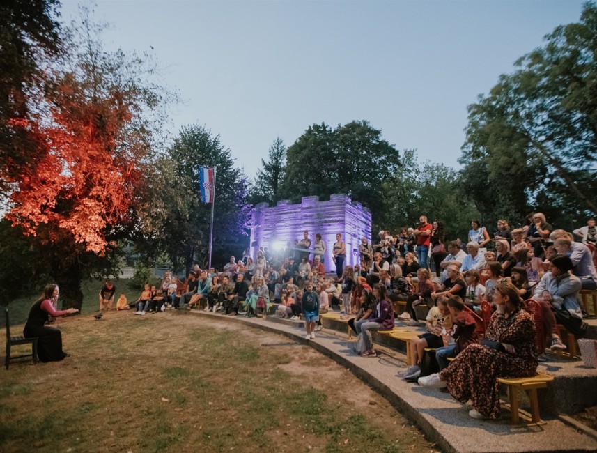 Publiek en optreden op het sprookjesfestival in Ogulin in de buitenlucht foto RTZ Karlovacke zupanije
