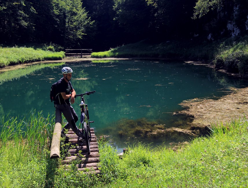 Fietser bij het Smitovo meer nabij Ogulin in een natuurlijke omgeving foto Domagoj Blazevic