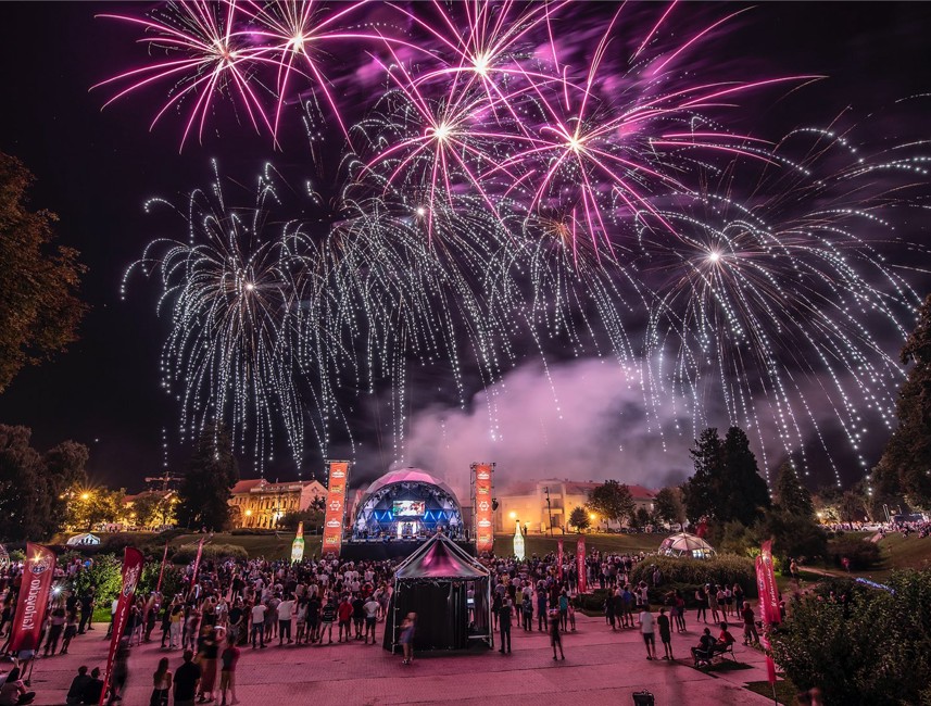 Vuurwerk boven het podium en publiek op het bierfestival in Karlovac foto Dinko Neskusil