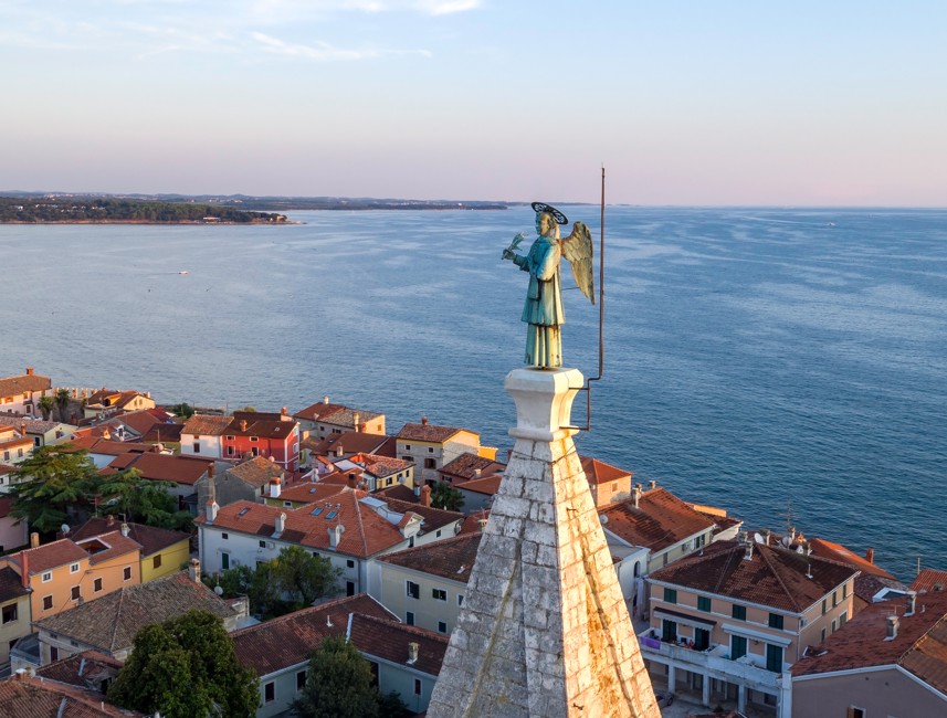 Kip svetca na vrhu zvonika u Novigradu