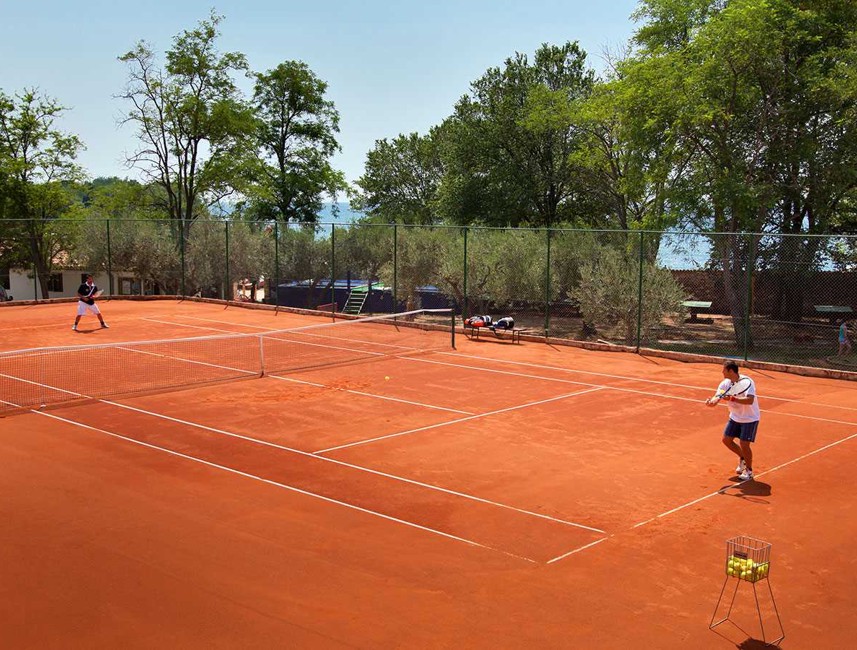 Zwei Männer spielen Tennis im Aminess Planet Camping Maravea Resort, Novigrad Kroatien