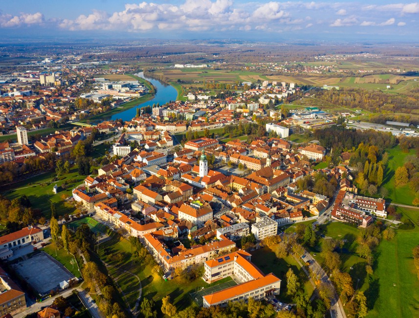 Luchtfoto van de historische wijk Zvijezda in Karlovac omringd door rivieren
