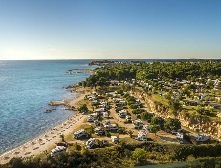 Zračni pogled na kamp Aminess Sirena v Novigradu, ob plaži in morju.