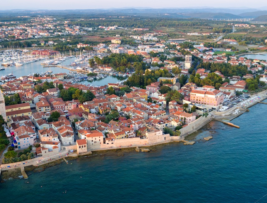 Pogled iz zraka na centar grada Novigrada