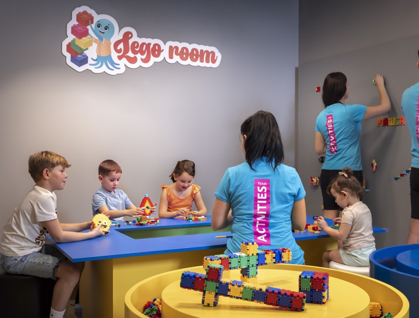 Kinderen spelen met blokken in de speelkamer van Aminess Vival Maestral Hotel.