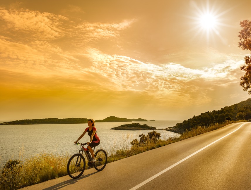 Malerische Fahrradtour entlang der Küstenpfade von Korcula in der Nähe des Aminess Younique Liburna Hotels.