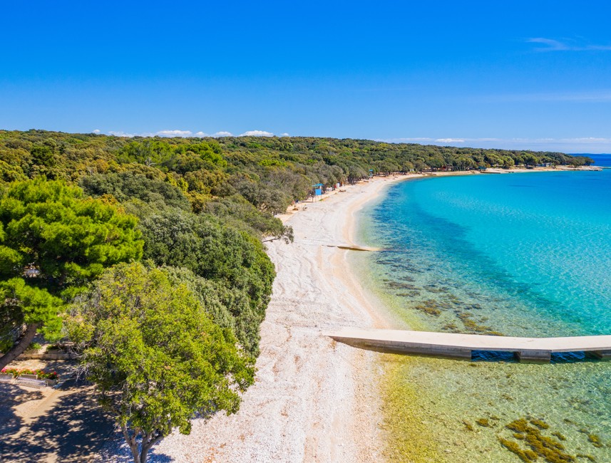 Le acque cristalline intorno a Pag lo rendono un paradiso per nuotare, offrendo una fuga rinfrescante dal caldo.