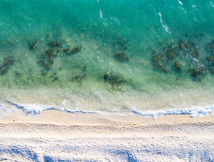 Pag ospita alcune delle spiagge più belle della Croazia, con acque cristalline e litorali sabbiosi perfetti per prendere il sole e nuotare.