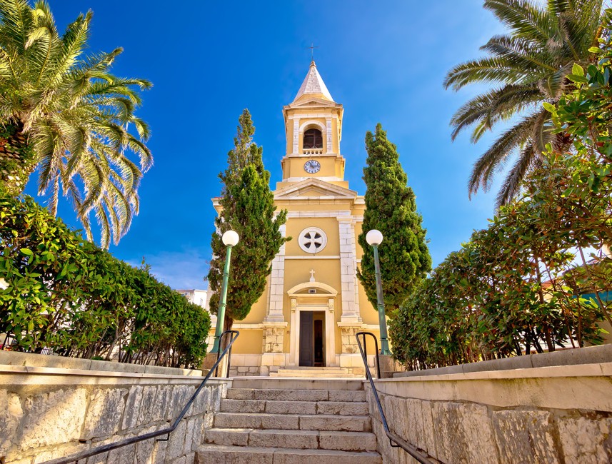 La Cattedrale di Pag, situata nel cuore della città, è uno dei siti religiosi più importanti dell'isola, con una lunga e affascinante storia.