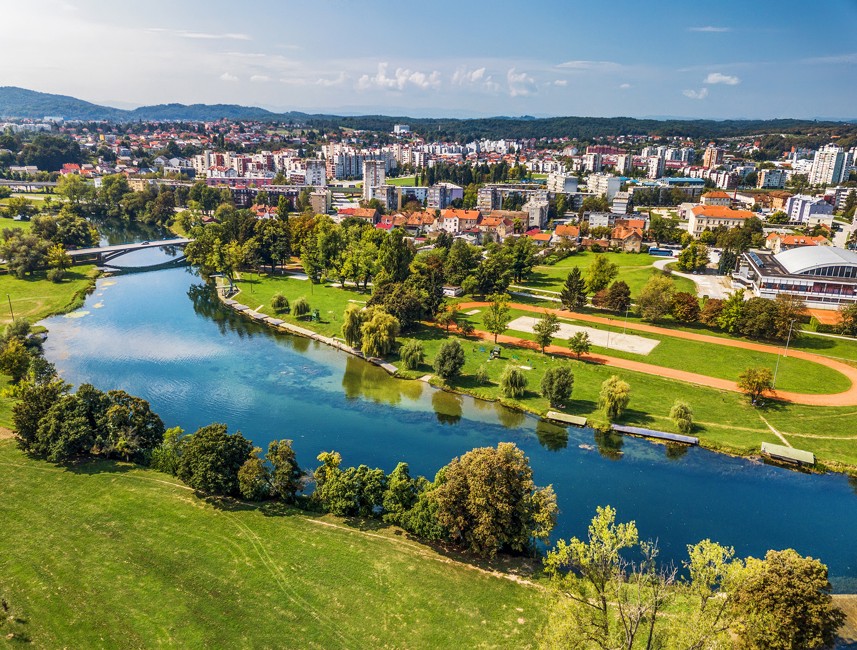 Luchtfoto van Karlovac langs de rivier de Korana en stadsparken (Foto: Aleksandar Gospic)