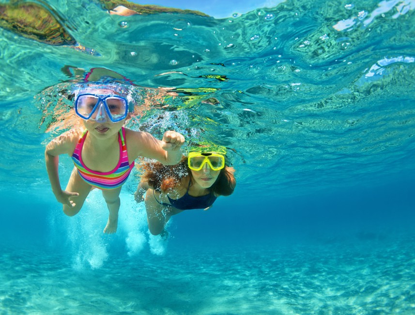 Zwei Mädchen tauchen im Meer vor dem Aminess Laurel Khalani Hotel in Makarska.