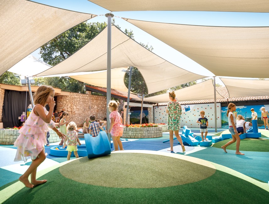 Kinderen spelen in het animatiecentrum in het Aminess Planet Camping Maravea Resort, Novigrad Kroatië