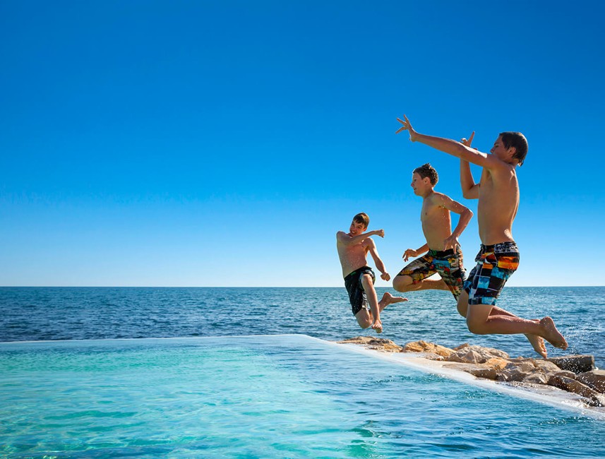 Kinder springen im Punto Mare Pool im Aminess Planet Camping Sirena, Novigrad, Kroatien