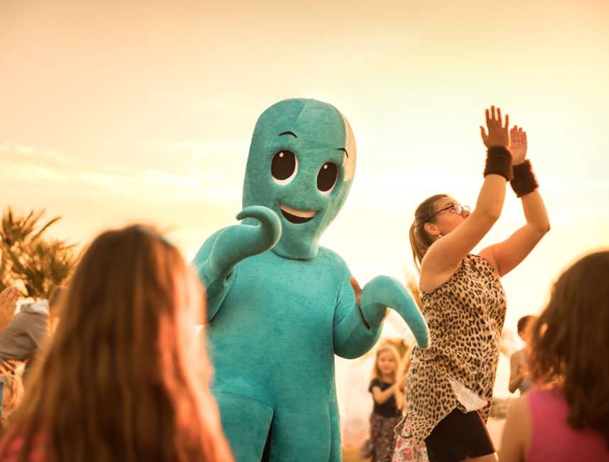 Kinder tanzen mit dem Mirami-Maskottchen bei Animationsworkshops im Hotel in Orebic Aminess Maradiso Casa Bellevue.