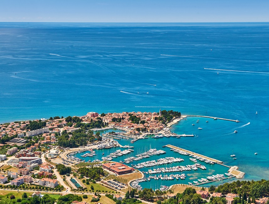 Pogled iz zraka na Novigrad i njegove dokove