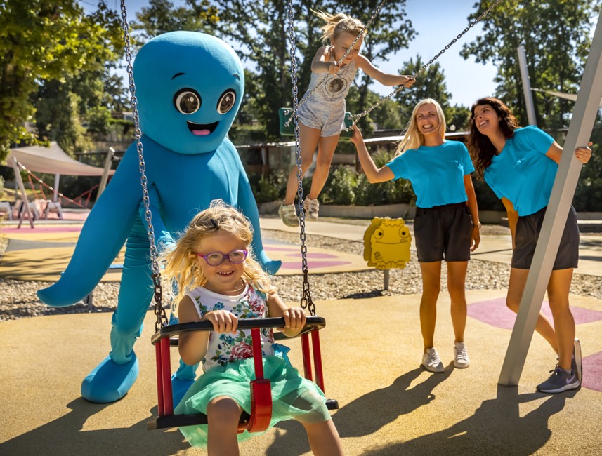 Kinder spielen mit Mirami-Maskottchen bei Aminess Younique Gaia Green Villas in Njivice.