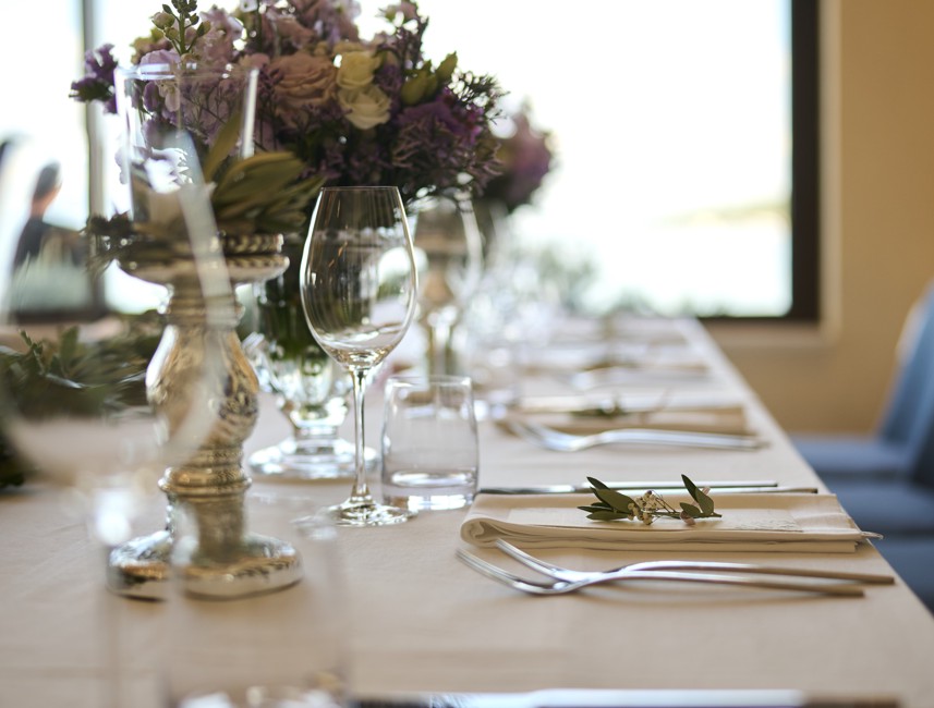 A stunningly decorated wedding table setup at 7 Seas Restaurant & Bar near Veya Maradiso Hotel by Aminess.