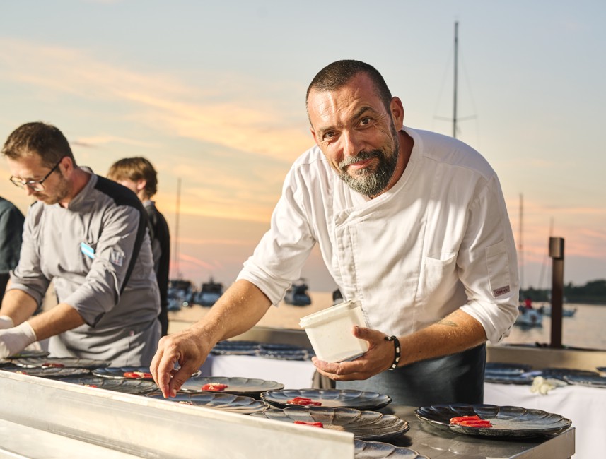 David Skoko, profesionalni hrvatski kuhar, priprema hranu za goste Aminess