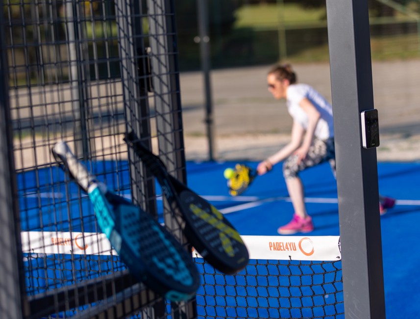 Paddel und ein Paddelspieler bei Aminess Planet Camping Sirena in Novigrad, Kroatien