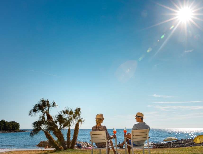 Paar genießt Getränke am Strand im Aminess Planet Camping Maravea, Novigrad