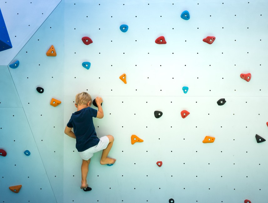 Kinder klettern an der Kinderkletterwand im Aminess Planet Camping Maravea, Novigrad