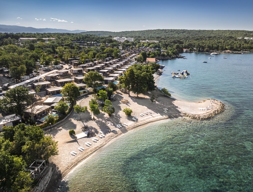 Herfstzicht op het strand en het Aminess Atea Resort op het eiland Krk