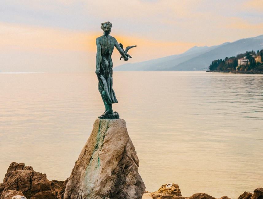 Maiden with the Seagull statue in Opatija at sunset -  Foto by: Daniela Mikičić