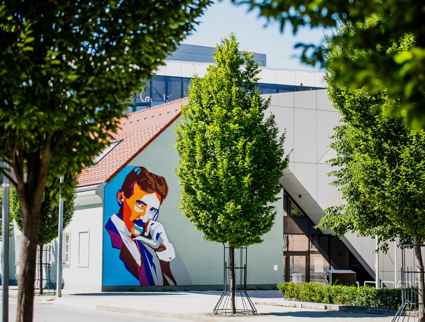 Nikola Tesla Experience Center in Karlovac met moderne architectuur en muurschildering - NTEC