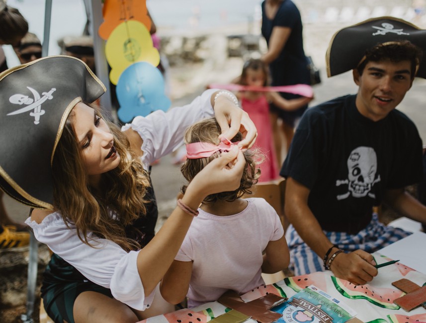 Djeca obučena kao gusari od strane žene u kostimu gusara