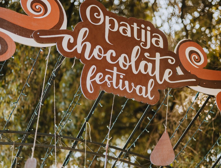 Znak Opatija Chocolate Festival pred parkom. Foto by: Daniela Mikičić