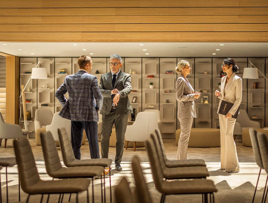 Persone d'affari stanno parlando in una sala congressi presso l'hotel Aminess Laurel Khalani a Makarska.