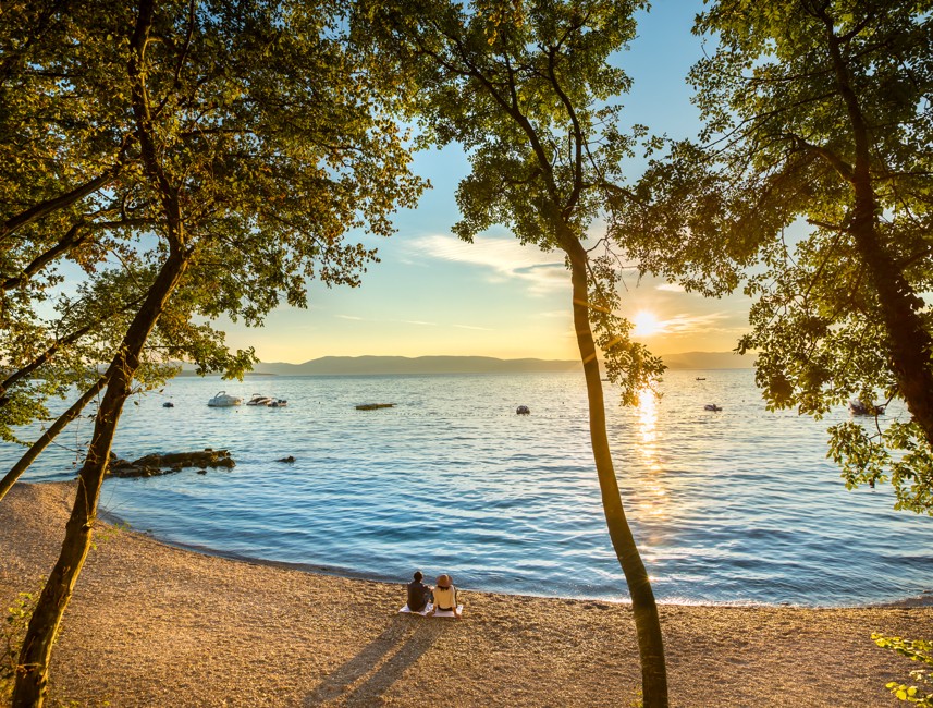 Zonsondergang uitzicht vanaf het strand in de buurt van Aminess Younique Gaia Green Villas.