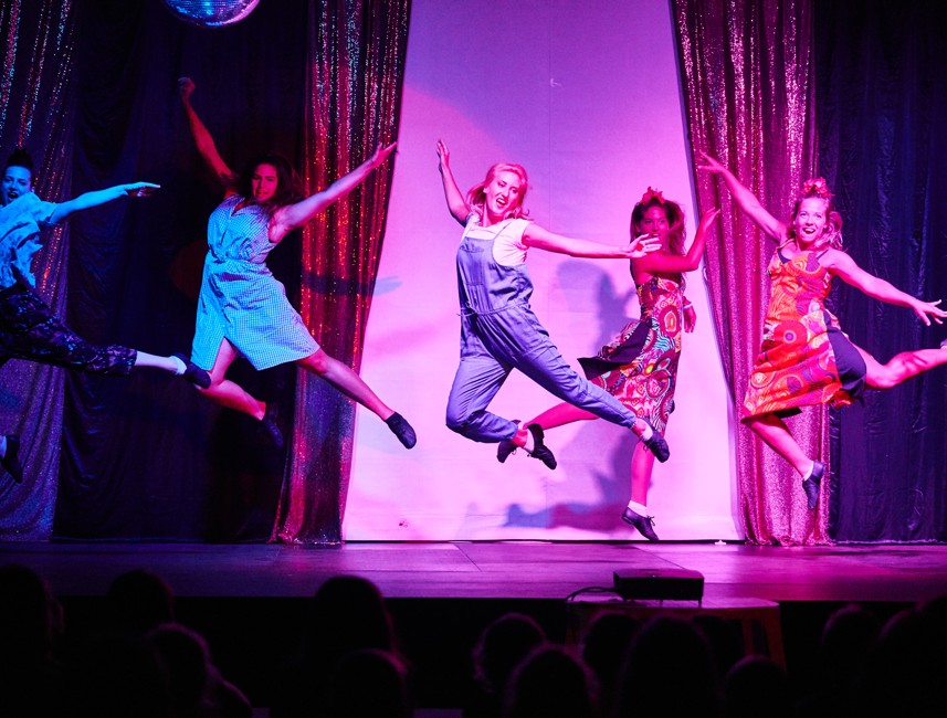 Abendlicher Tanzshow – eine unterhaltsame und energiegeladene Vorstellung, die Ihren Urlaub bereichert.