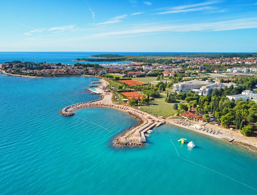 Pogled iz zraka na plažu u Novigradu